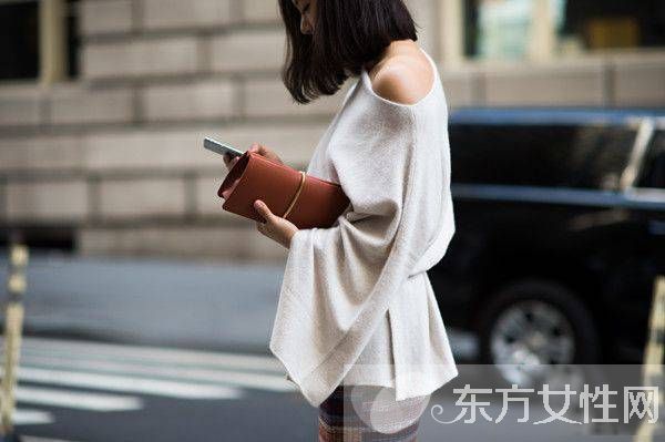 秋天怎么穿衣搭配 一字領(lǐng)性感剛剛好
