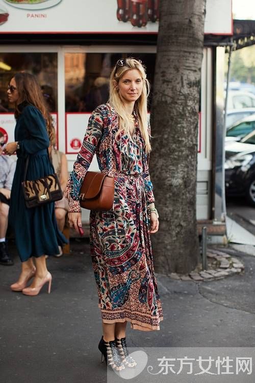 印花長裙這么搭配鞋子 想不美都難