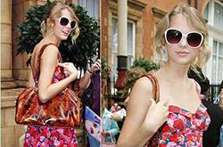 復(fù)古碎花連衣裙這么穿 不止復(fù)古還甜美