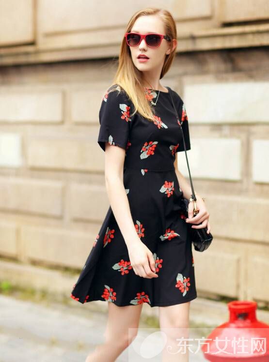 夏日超甜美搭 印花石榴裙穿出無(wú)齡感