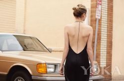 吊帶裙搭配什么上衣 這么穿別有一番風(fēng)味哦