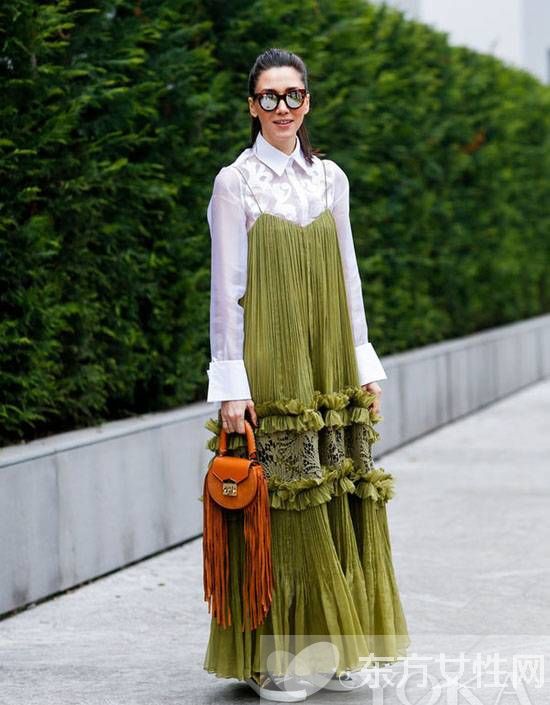 吊帶裙搭配什么上衣 這么穿別有一番風(fēng)味哦