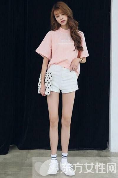白色短褲搭配什么上衣好看 最清爽白色短褲搭配大收集