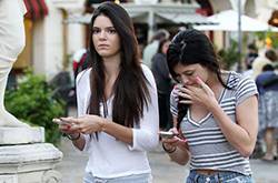 人字拖流行時(shí)尚搭 歐美明星演繹簡約中的時(shí)尚