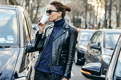 只要你的高領毛衣跟著這樣穿 一定變得很時髦