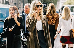 怕顯矮 長(zhǎng)款外套就該這樣穿搭才好看