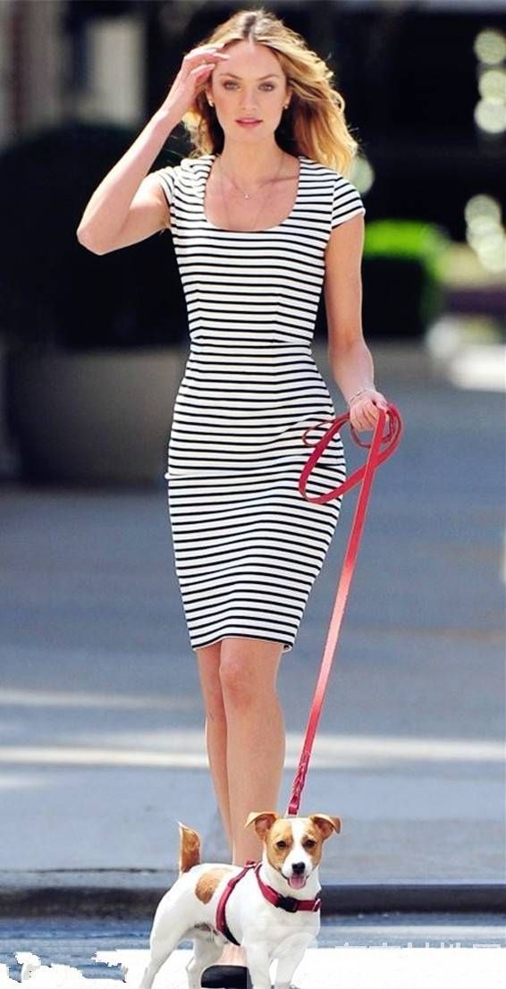 黑白條紋時尚連衣裙搭配 周末就這樣出街凹造型吧