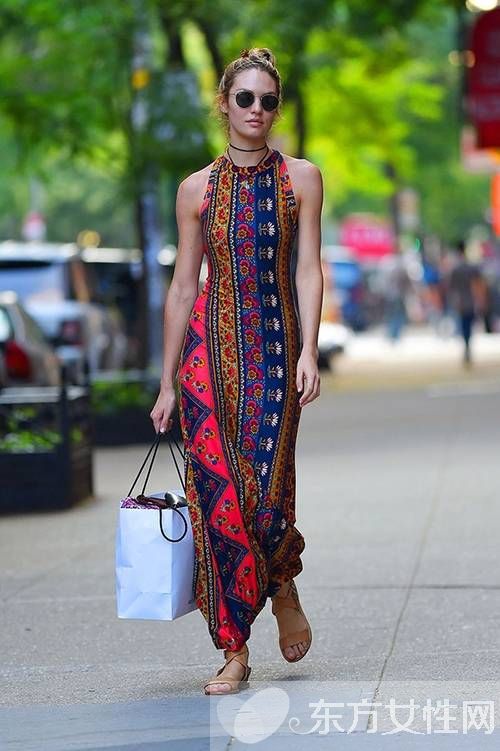 印花長裙這么搭配鞋子 想不美都難