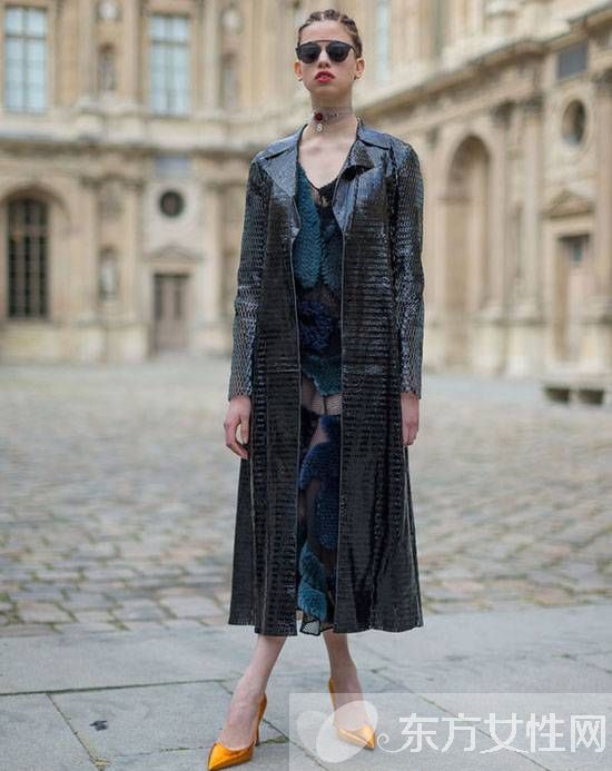 吊帶裙搭配什么上衣 這么穿別有一番風(fēng)味哦