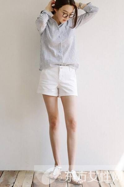 白色短褲搭配什么上衣好看 最清爽白色短褲搭配大收集
