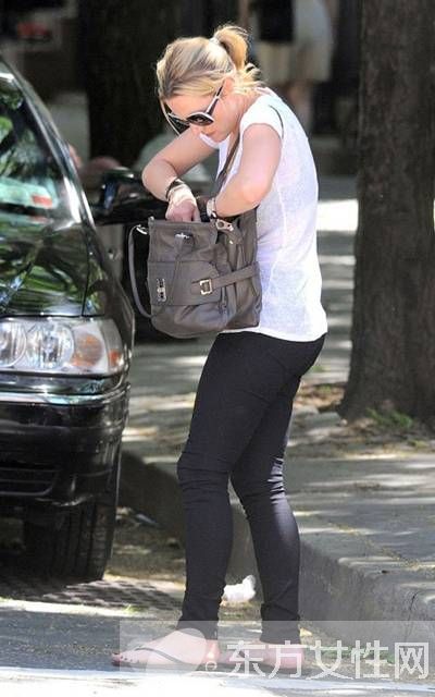 人字拖流行時(shí)尚搭 歐美明星演繹簡(jiǎn)約中的時(shí)尚