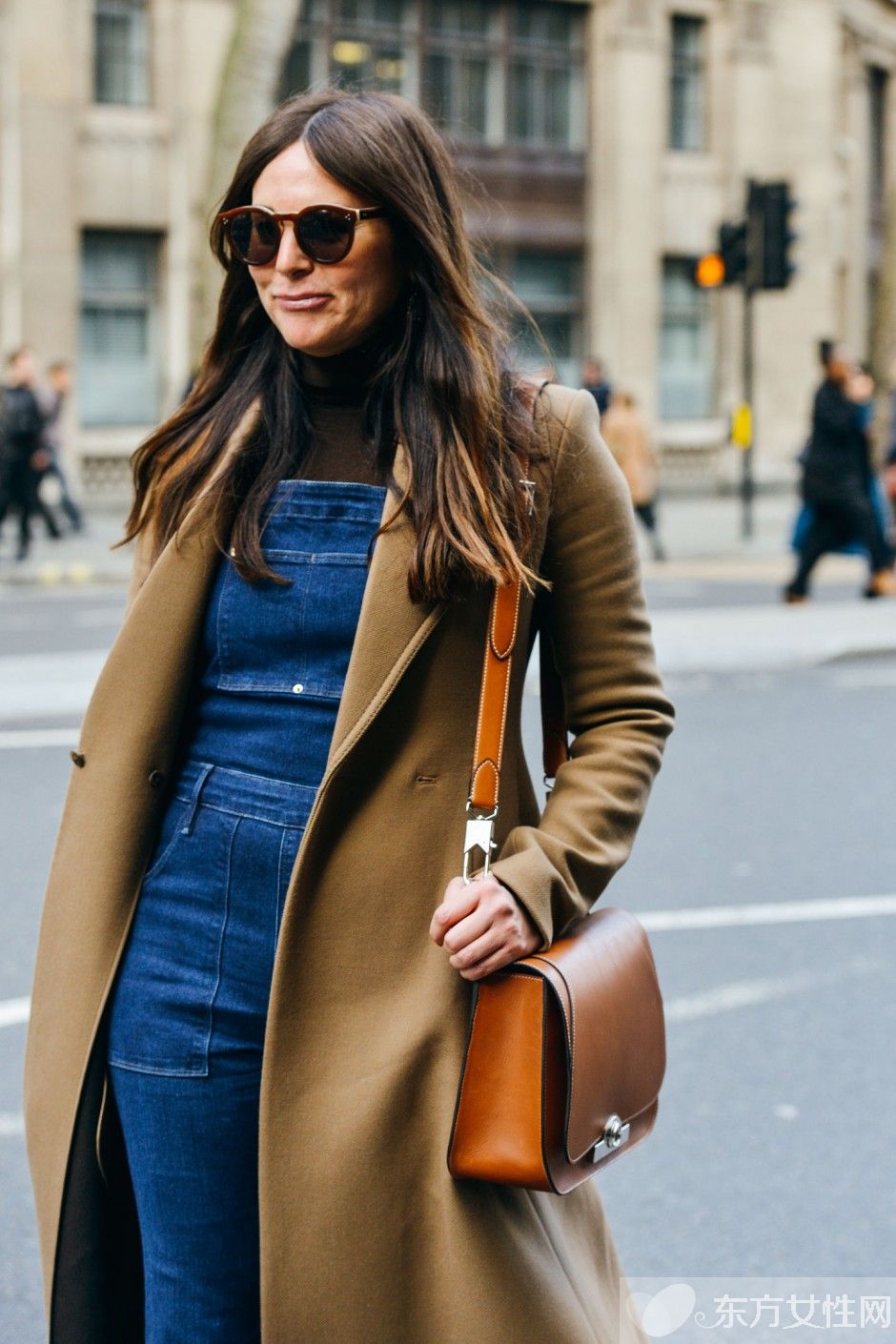 只要你的高領(lǐng)毛衣跟著這樣穿 一定變得很時髦