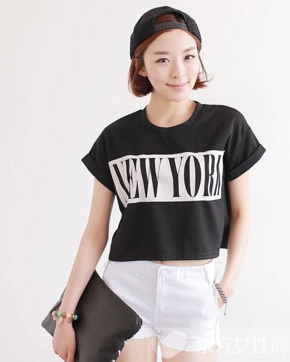短款t恤衫這么搭 讓你潮遍街頭
