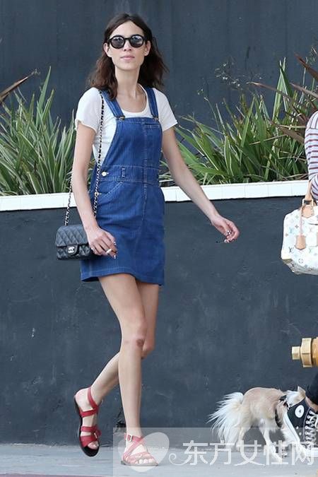 背帶褲搭配什么上衣 最好看時尚的搭配方法推薦