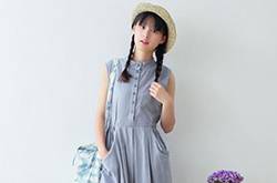 無袖連衣裙搭配圣經(jīng) 將甜美穿出來