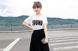 黑色雪紡長(zhǎng)裙配什么上衣 經(jīng)典黑白配穿出女神氣質(zhì)