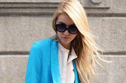 湖水藍(lán)色服裝穿搭術(shù) 散發(fā)與眾不同的時(shí)髦感