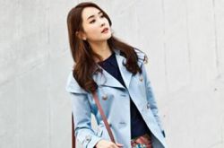 金色初秋吸睛單品 藍色風衣就該這么搭