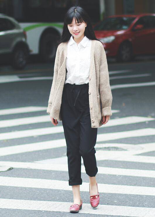 春款開衫毛衣怎么搭配 學(xué)他們這么搭就對了