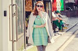 風(fēng)衣內(nèi)搭連衣裙搭出獨特美感 經(jīng)典搭配顯瘦又顯高