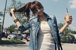 臺(tái)灣美女時(shí)尚街拍秀 簡約搭配也能潮感十足