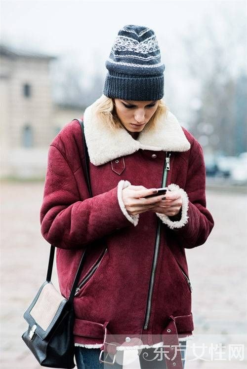 女性冬日羊羔絨外套搭配 溫暖厚實(shí)又時(shí)髦