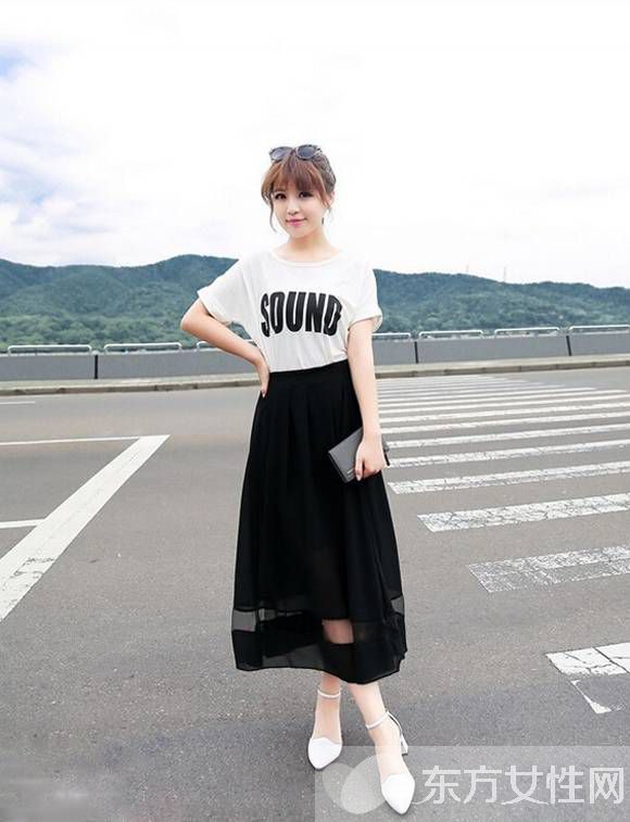 黑色雪紡長裙配什么上衣 經(jīng)典黑白配穿出女神氣質(zhì)