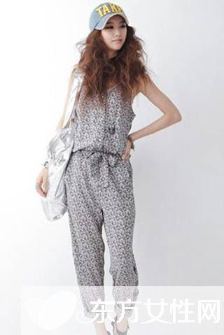 吊帶連體褲怎么搭配 這樣搭讓你走在時(shí)尚的尖端
