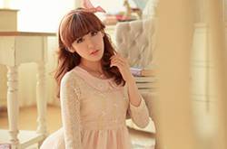 蕾絲短裙時(shí)髦搭配法 收腰款式輕松幫你塑造小蠻腰