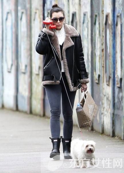 女性冬日羊羔絨外套搭配 溫暖厚實(shí)又時(shí)髦