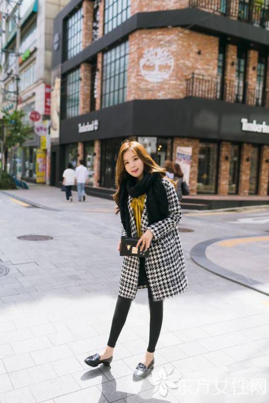 黑白格子大衣搭配什么圍巾 大衣與圍巾的最佳組合推薦