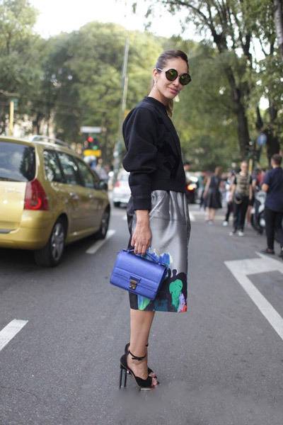 衛(wèi)衣搭配半身裙 初春這么穿你也是街拍達人