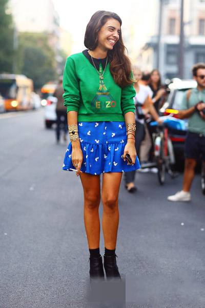 衛(wèi)衣搭配半身裙 初春這么穿你也是街拍達人