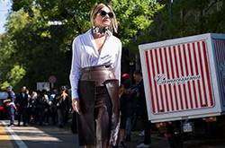 街拍達(dá)人教你幾招白襯衣的穿法 輕松穿出優(yōu)雅休閑范