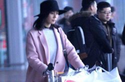 女星機(jī)場時尚街拍 劉詩詩粉紅大衣亮相