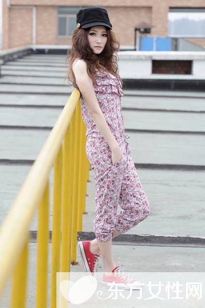 吊帶連體褲怎么搭配 這樣搭讓你走在時(shí)尚的尖端