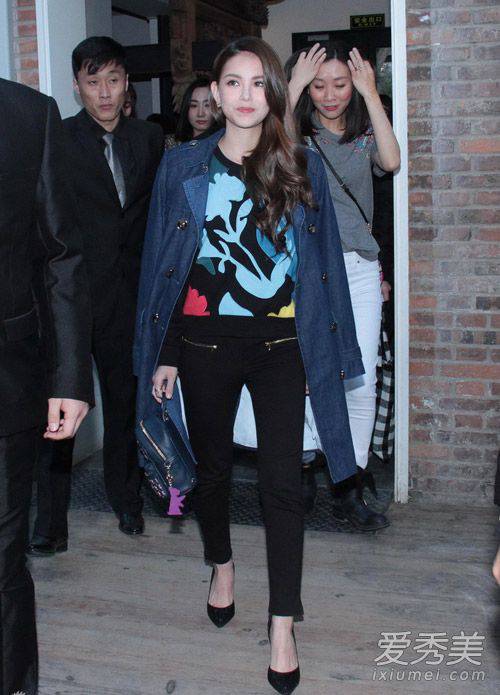 女星機(jī)場(chǎng)時(shí)尚街拍 劉詩(shī)詩(shī)粉紅大衣亮相