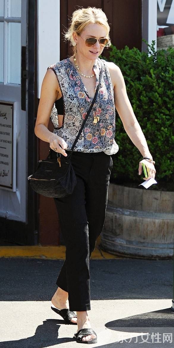 黑色時(shí)尚休閑褲服裝穿搭法 分分鐘提升造型時(shí)尚指數(shù)