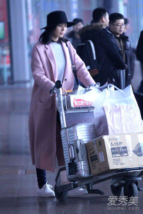 女星機(jī)場(chǎng)時(shí)尚街拍 劉詩(shī)詩(shī)粉紅大衣亮相