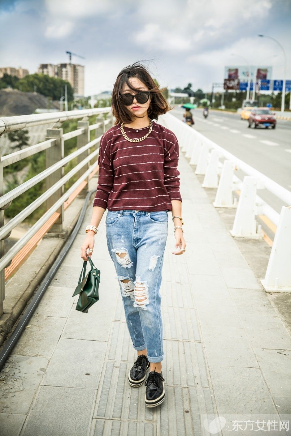 破洞寬松牛仔褲怎么搭配 搭上這些整個裝扮更有型