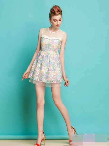 盛夏時(shí)尚碎花連衣裙 怎么穿都是美美噠