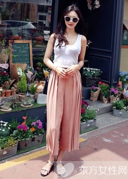 夏季時(shí)尚裝扮搭配 白色背心穿出不一樣的時(shí)尚感