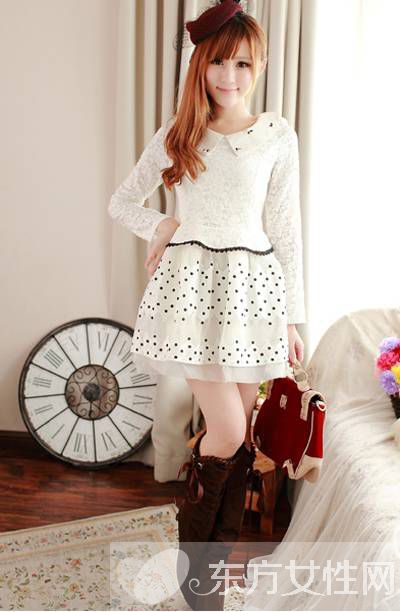 蕾絲短裙時(shí)髦搭配法 收腰款式輕松幫你塑造小蠻腰