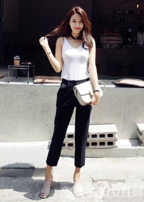 夏季時(shí)尚裝扮搭配 白色背心穿出不一樣的時(shí)尚感