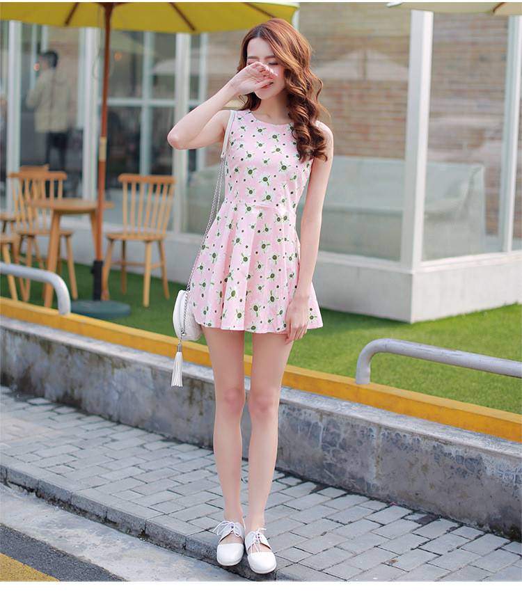 無(wú)袖連衣裙搭配圣經(jīng) 將甜美穿出來(lái)