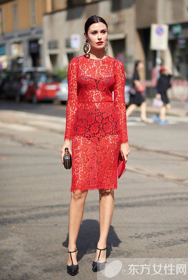 今夏必備扮靚單品蕾絲裙 跟著時尚寵兒這樣穿準沒錯