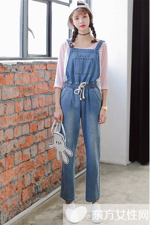 牛仔背帶褲怎么穿 巧妙搭配色彩讓你更美麗