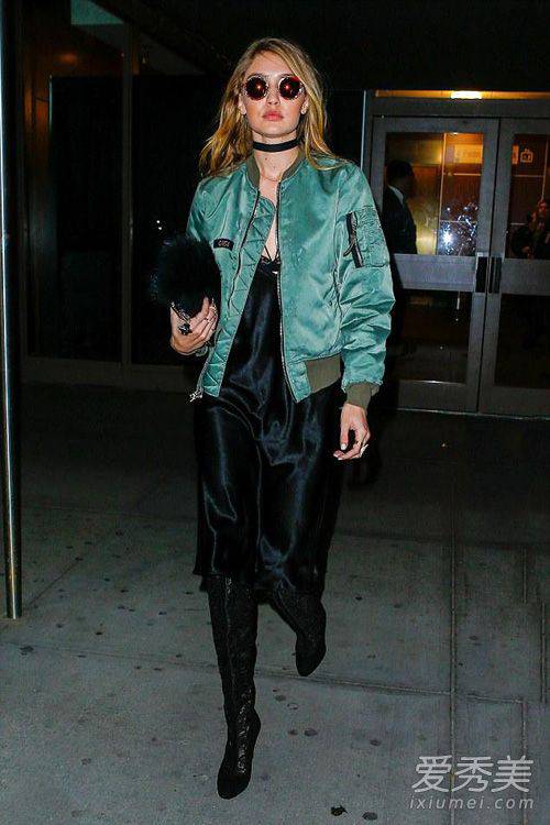 軍綠色外套怎么搭配 歐美嫩模都這么穿