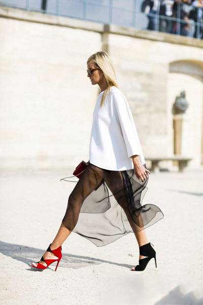 衛(wèi)衣搭配半身裙 初春這么穿你也是街拍達人