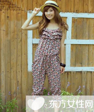 吊帶連體褲怎么搭配 這樣搭讓你走在時(shí)尚的尖端